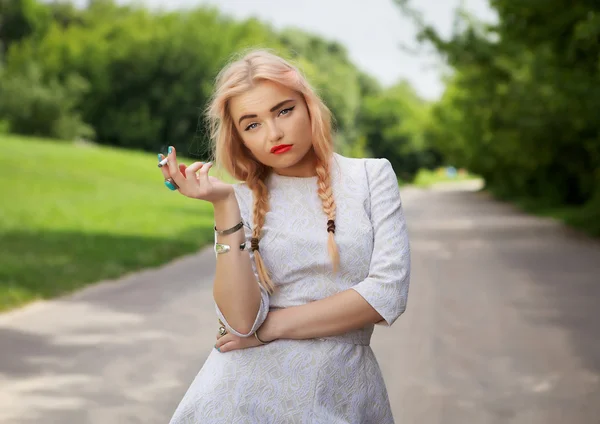 Donna con sigaretta nel paesaggio estivo — Foto Stock