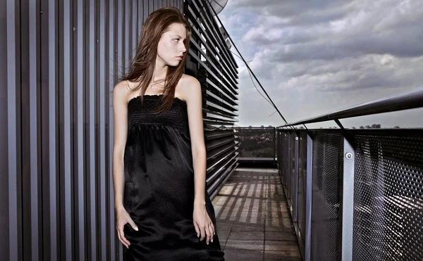Unga romantiska modellen på en skyskrapa tak. — Stockfoto