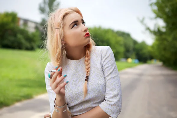 Nő a cigaretta nyári tájat — Stock Fotó