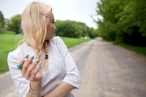 Mujer con cigarrillo en el paisaje de verano — Foto de Stock