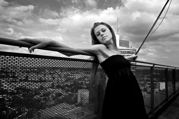 Jonge romantische model op een dak van de wolkenkrabber. — Stockfoto