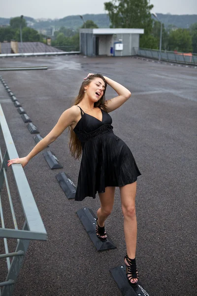 Mojado hermosa sexy chica pose en día lluvioso . —  Fotos de Stock