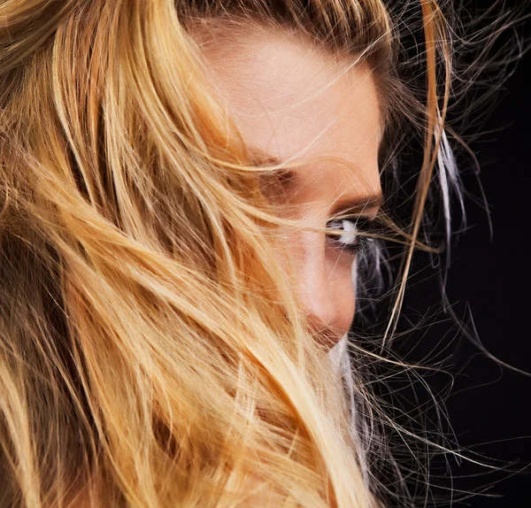 Foto av vacker kvinna som döljer ansiktet på arvingar. närbild blont hår. — Stockfoto