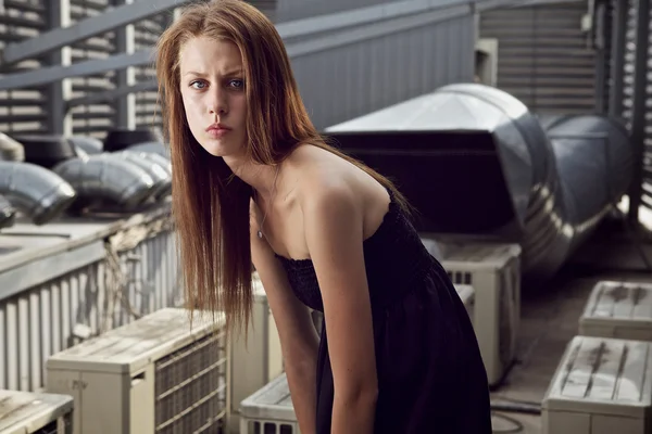 Joven modelo romántico en un techo de rascacielos . — Foto de Stock