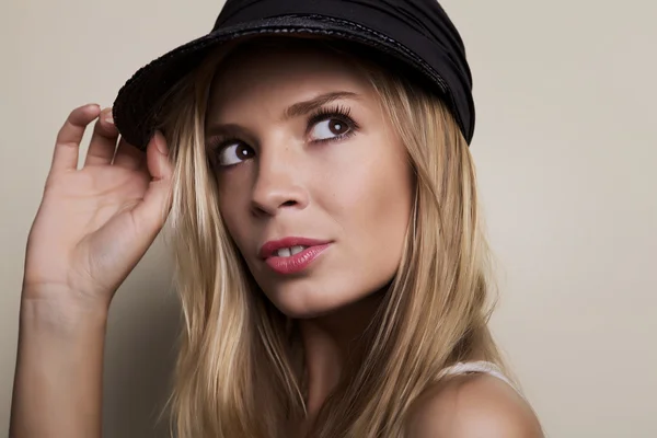 Photo of beautiful woman with blond hair on fashion hat. — Stock Photo, Image