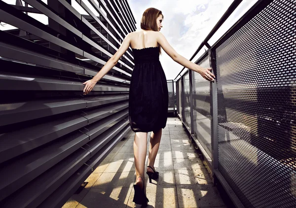Young romantic model on a skyscraper roof. — Stock Photo, Image