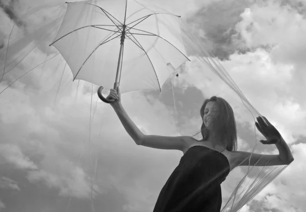 Romantische schoonheid met paraplu op een dak van de wolkenkrabber. — Stockfoto