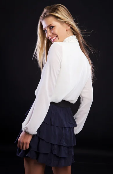 Foto av vacker kvinna med blont hår på svart studio bakgrund. — Stockfoto