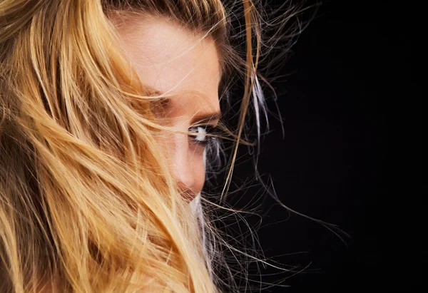 Foto de mulher bonita que esconde a cara em herdeiros. Close-up cabelos loiros . — Fotografia de Stock