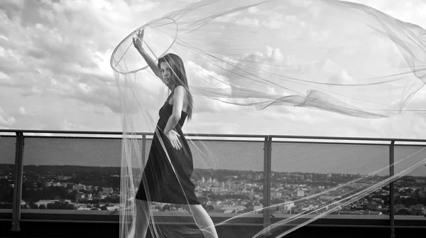 Romantická krása s deštníkem na střeše mrakodrapu. — Stock fotografie