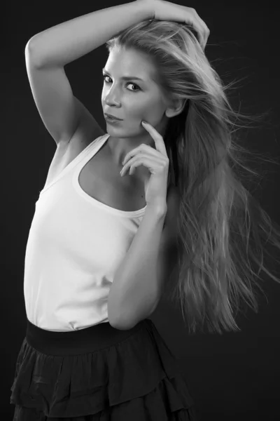 Photo de belle femme aux cheveux blonds sur fond studio noir . — Photo
