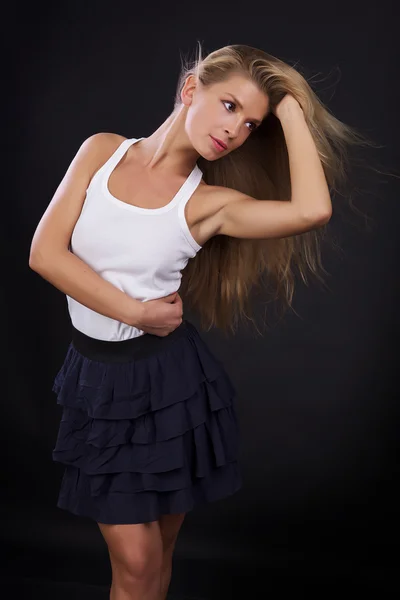 Foto de mulher bonita com cabelo loiro no fundo do estúdio preto . — Fotografia de Stock