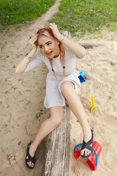 Moda blond dziewczynka w piaskownicy. Zdjęcie. — Zdjęcie stockowe
