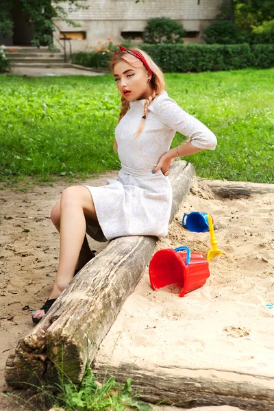 Mode fille blonde Dans un bac à sable. Photographie . — Photo