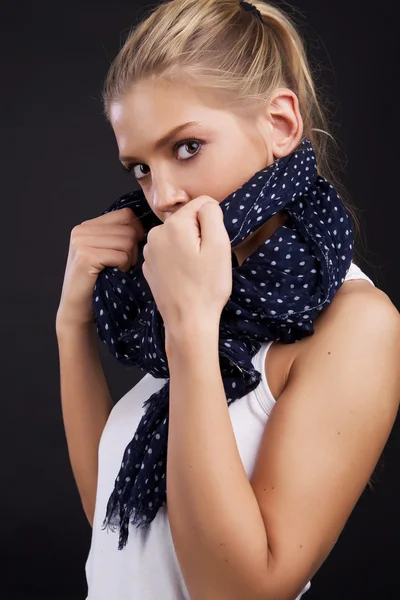 Foto av vacker kvinna med blont hår och halsduk. — Stockfoto