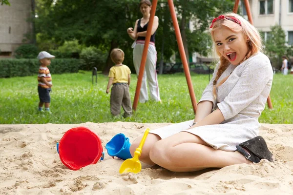 Moda bionda ragazza in un sandbox . — Foto Stock