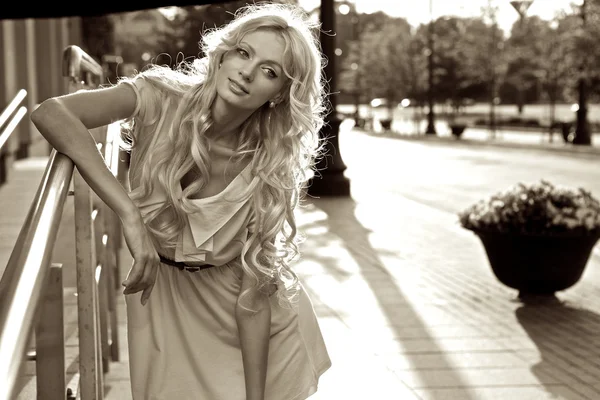 Krásná blondýna model venkovní. móda ulice Sepie fotka. — Stock fotografie
