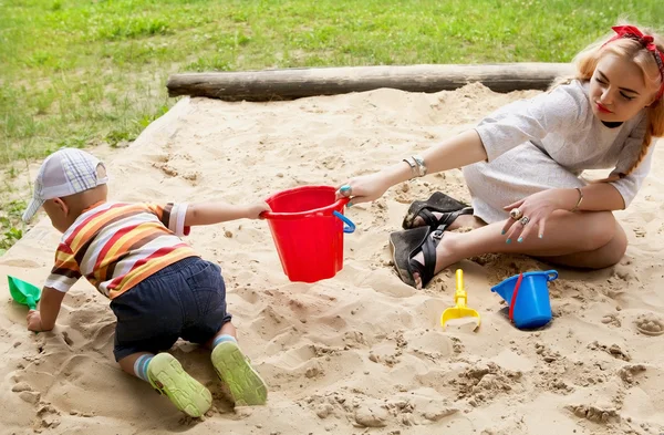 Μόδα ξανθό κορίτσι σε ένα sandbox. — Φωτογραφία Αρχείου