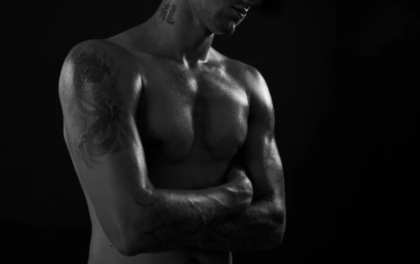 Jovem muscular ousado masculino modelo no estúdio — Fotografia de Stock