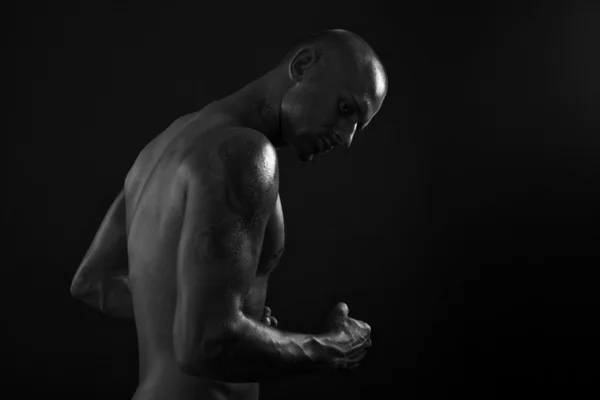 Молодой мускулистый мужчина-модель в студии — стоковое фото