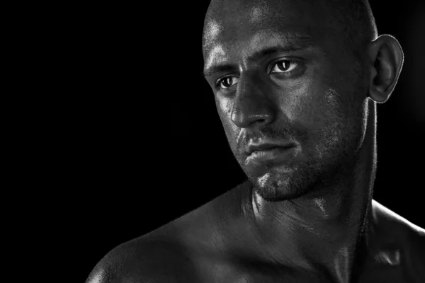 Starker athletischer Mann auf schwarzem Hintergrund — Stockfoto
