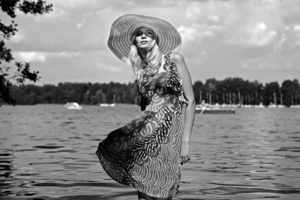 Vacker blond modell stå på vatten. utomhus konceptuella Foto. — Stockfoto