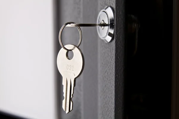 Nyckeln i låset på dörren — Stockfoto