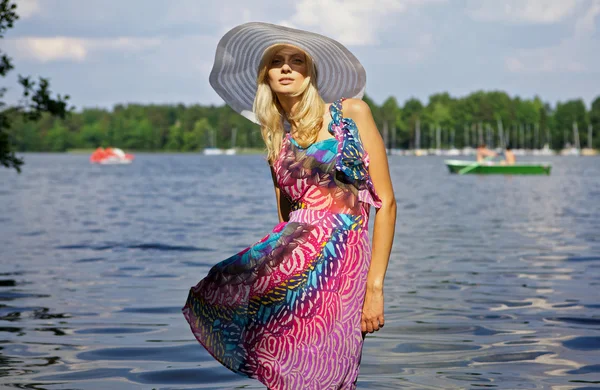 Krásná blonďatá modelu stojící na vodě. venkovní konceptuální fotografie. — Stock fotografie
