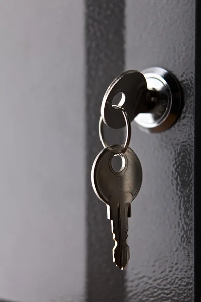 Nyckeln i låset på dörren — Stockfoto