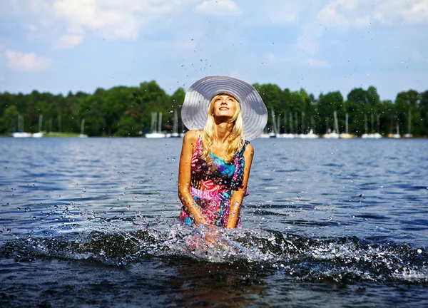 Vacker blond modell stå på vatten. utomhus konceptuella Foto. — Stockfoto