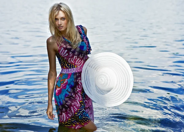Красивая блондинка, стоящая на воде. Концептуальная фотография на улице . — стоковое фото
