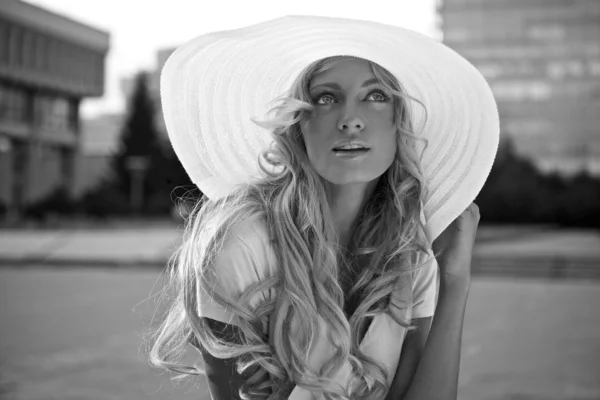 Portrét krásného modelu v bílém klobouku retro. Pouliční módní fotografie. — Stock fotografie