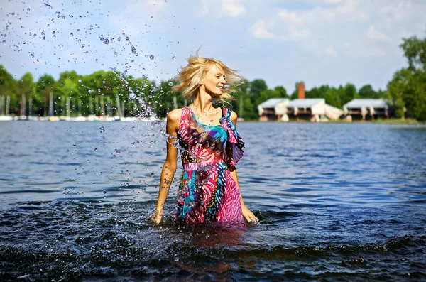 Prachtige blond model staande op water. buiten conceptuele foto. — Stockfoto