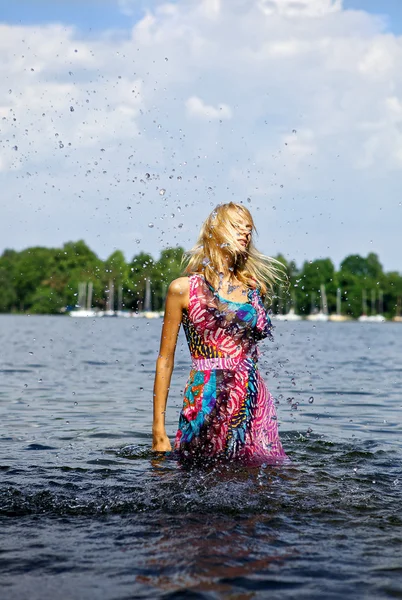 Hermosa modelo rubia de pie sobre el agua. Foto conceptual al aire libre . — Foto de Stock