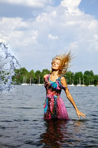 Modelo loiro bonito em pé na água. Foto conceitual exterior . — Fotografia de Stock