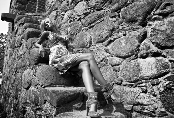 아름 다운 젊은 금발 여자 중세 성곽 근처 포즈. — 스톡 사진