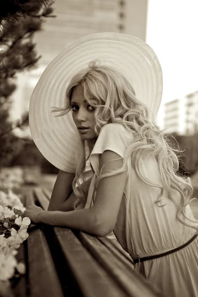 Porträt einer schönen blonden Frau mit weißem Retro-Hut in der Nähe des Parks — Stockfoto