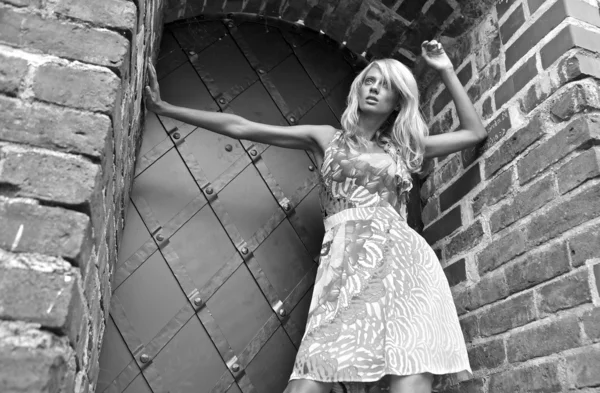 Belle jeune femme blonde pose près du château médiéval . — Photo