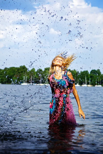 Hermosa modelo rubia de pie sobre el agua. Foto conceptual al aire libre . —  Fotos de Stock