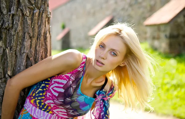 Vacker blond modell utomhus. Street mode foto. — Stockfoto