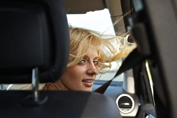 Ung kvinnas hår som blåses av vind — Stockfoto