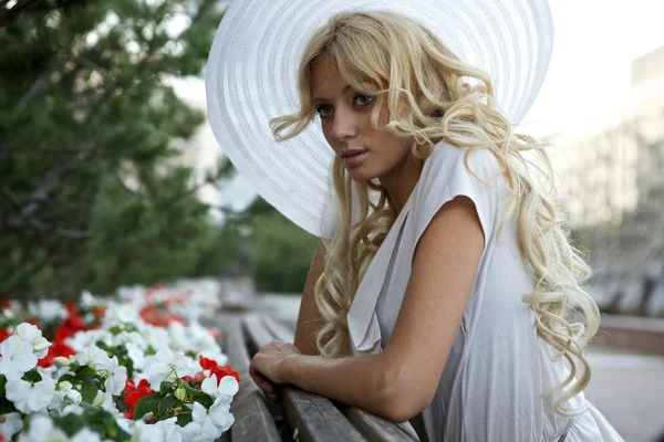 Krásná blondýna model venkovní. Pouliční módní fotografie. — Stock fotografie
