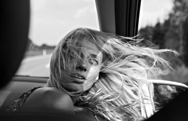 Mladá žena vlasy foukané větrem — Stock fotografie
