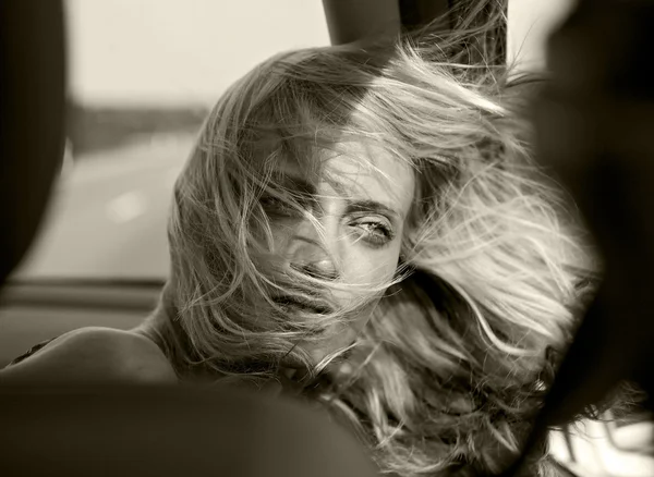 Les cheveux de jeune femme étant soufflés par le vent — Photo