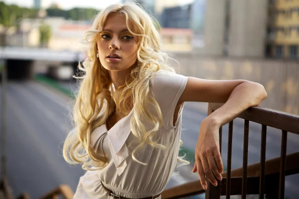 Piękny blond model odkryty. Fotografia mody ulicznej. — Zdjęcie stockowe