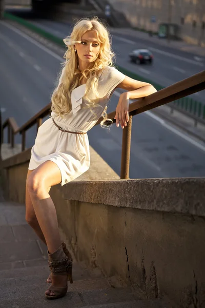 Vacker blond modell utomhus. Street mode foto. — Stockfoto