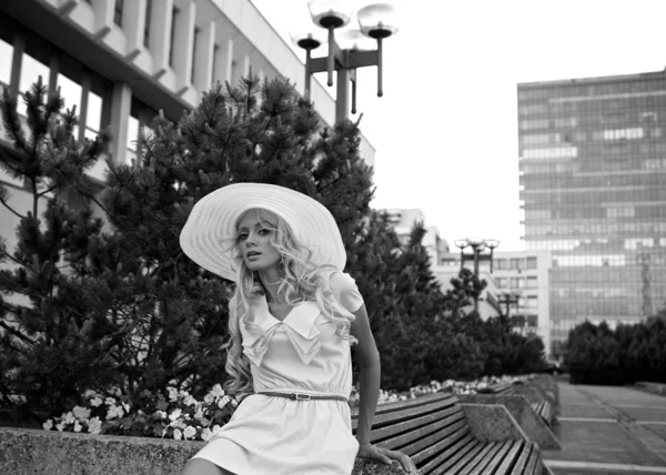 Porträt eines schönen Modells mit weißem Retro-Hut. Straßenmodefoto. — Stockfoto