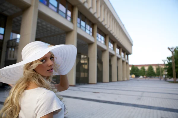 화이트 레트로 모자에 아름 다운 모델의 초상화. 스트리트 패션 사진. — 스톡 사진