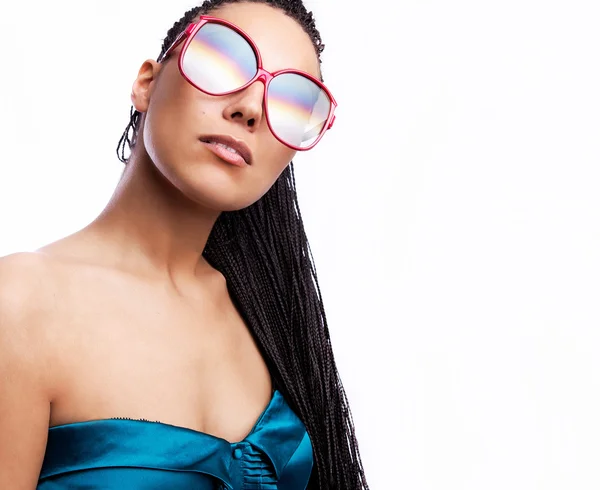 Schöne modische Mulattin mit Sonnenbrille vor weißem Hintergrund. — Stockfoto