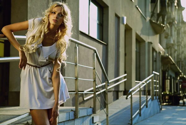 Beautiful blond model outdoor. Street fashion photo. — Stock Photo, Image